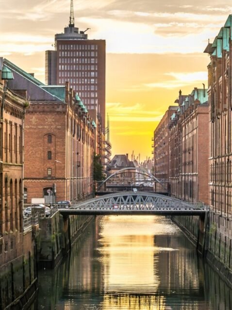 Bridging Worlds: The Intersection of Art and Technology in the Digital Age